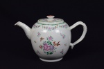 COMPANHIA DAS INDIAS - Bule de formato globular em porcelana chinesa da Companhia das Índias, decorado em policromia da Família Rosa. Bojo abaulado ornado por pequenas flores rodeando composição floral com borboletas. Borda superior com guirlanda florida. Bico recurvo e alça lateral em S, moldados com estilizações em relevo. Tampa plana seguindo a decoração e pega em botão. Reinado Qianlong (1736- 1795). Med. 15 x 23,3 cm.