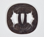 TSUBA - Raro Tsuba de grande dimensão em ferro forjado, formato circular ornamentado e vazado por crisântemos. Período EDO ( 1603 - 1867 ). Medidas: Diâmetro - 8,3 cm. Tsuba é um disco de ferro utilizado em espadas japonesas com a finalidade de proteger as mãos.
