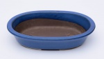 VASO PARA BONSAI - Vaso oval baixo para bonsai em stoneware, cerâmica- pedra, com bojo revestido por coberta monocromática de cor powder blue. Fabricação artesanal japonesa dos fornos de Tokoname, com marca da procedência. Med. Alt.7,5 cm  Compr. 29,0 cm  Larg. 19,0 cm.