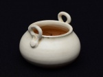 INCENSÓRIO em delicada porcelana chinesa, ornamentado por coberta monocromática de cor marfim. Bojo globular achatado liso, encimado por alças laterais em argolas sobre pequenas bolotas. Dinastia Song ( 960 - 1279 ) Med. Med. Alt. 5,0 cm  Diâm. 7,0 cm