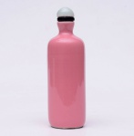 SNUFF BOTTLE chinesa de formato cilíndrico em porcelana chinesa, decorada com coberta monocromática cor de rosa. Marca sob a base. Tampa em porcelana celadon azulada, com colar preto e colher. Séc. XIX. Med. Alt. 10,5 cm.