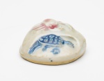 NETSUKE em porcelana, representando pedra/concha, caranguejo e tartaruga. Séc. XIX. Larg. 4,5 cm.  Prof. 4,0 cm.
