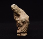 NETSUKE em Biscuit branco representando Jurojin, o deus da Felicidade, Longevidade e Boa Sorte. Assinado. Séc. XIX. Med. Alt. 6,0 cm  Larg. 3,0 cm.
