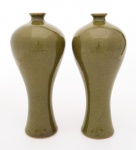 PAR DE ELEGANTES VASOS em porcelana chinesa, de formato Meiping, revestidos por cobertas monocromáticas celadon verde. Séc. XIX Med. Alt. 23,0 cm  Larg. 10,0 cm.