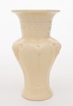 VASO em faiança chinesa de cor marfim revestida por delicado craquelê. Bojo moldado como gomos encimados por cabeças de carneiro. Gargalo em corneta com borda revirada. Assinado sob a base. Séc. XIX. Med. Alt. 22,0 cm  Diâm. 12,0 cm.