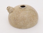 LAVA PINCÉIS - Tigela lava pinceis em porcelana chinesa revestida por coberta monocromática celadon com fino craquelê Ge. Bojo de formato semiglobular, ladeado por pequeno bico. Séc. XVIII. Med.  Med. Alt. 4,0 cm  Diâm.
