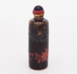 SNUFF BOTLE cilíndrica em porcelana preta decorada em vermelho. Tampa com cabochão em pedra azul noturno, colar em laca vermelha e colher. Séc. XIX.  Med. Alt. 9,0 cm Larg.