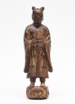 RARA ESCULTURA chinesa em madeira com resquícios de laca representando atendente encarregado de oferecer oferendas aos ancestrais no altar familiar das casas. O espaço existente entre os pulsos era usado para colocar algum tipo de oferenda, madeira de incenso ou outra preciosidade. Apresenta-se o servidor sobre base com nuvens, de pés descalços como era o hábito antes da dinastia Ming, assim como roupas e penteado já usados na dinastia Tang. Séc. XVI ou anterior. Antigas etiquetas de colecionadores sob a base. OBS: Peça de coleção em excepcional estado. Med. Alt. 34,0 cm.