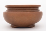 VASO circular para bonsai em cerâmica marrom texturizada, de formato circular bojudo com borda revirada. Med. Alt. 8,5 cm  Diâm. 16,5 cm.