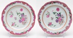 CIA. DAS INDIAS - Par de pratos em porcelana chinesa da Companhia das Índias, decorados em esmaltes policromados da Família Rosa. Bordas onduladas com margens em treliças, alternadas por folhagens e adornos estilizados. Centros realçados por frisos em spearheadbordando composições florais e ramalhetes. Reinado Qianlong (1736-1795). Med. 23,0 cm.
