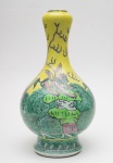 VASO de formato balaústre em porcelana chinesa, decorado em esmaltes policromados da Famille Jaune. Apresenta animais míticos e alados no meio de nuvens. Bojo abaulado,encimado por gargalo levemente afunilado com borda revirada e retraída. Base circular esparramada. Final do séc. XVIII- Início do séc. XIX. (Restauro no gargalo, porém sem perda de material). Med. Alt. 34,0 cm   Larg. 20,0 cm.