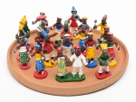 ARTE POPULAR - "Maracatu"-  Grupo de mini esculturas em barro e policromadas que representam  personagens do Maracatu, cortejo real acompanhado por um grupo musical percussio., tradição afro brasileira, tradicional de Pernambuco. Acompanha bandeja em barro que acondiciona os 20 personagens. Med. Alt. 4,5 cm (em média)   Diâm. 16,0 cm da bandeijinha