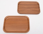 VARIG - Conjunto de 2 bandejas da extinta Viação Aérea Rio Grandense, tamanho pequenas. Construídas em melaminas simulando madeira. Peças para colecionadores. Marcas de uso.  Med. 29,5 cm X 20,5 cm.