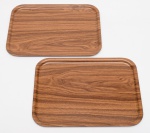 VARIG - Conjunto de 2 bandejas da extinta Viação Aérea Rio Grandense, tamanho grande. Construídas em melamina simulando madeira. Peças para colecionadores. Marcas de uso. Med. 41,0 cm X 29,5 cm.