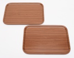 VARIG - Conjunto de 2 bandejas da extinta Viação Aérea Rio Grandense, tamanho grande. Construídas em melamina simulando madeira. Peças para colecionadores. Obs: Marcas de uso. Med. 41,0 cm X 29,5 cm