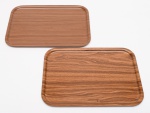 VARIG - Conjunto de 2 bandejas da extinta Viação Aérea Rio Grandense, tamanho grande. Construídas em melamina simulando madeira. Peças para colecionadores. Obs: Marcas de uso. Med. 41,0 X 29,5 cm.