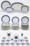 VERBANO Indústria Argentina - Serviço de Porcelana argentina, decoração com folhas estilizadas azul escuro.  Composto 12 Pratos Rasos, 12 Pratos Fundos, 12 Pratos de Sobremesas, 1 Traessa redonda, 1 Travessa retangular grande, 1 Travessa retangular média, 1 Travessa retangular menor, 1 Bule de chá, 1 Biscoiteira, 1 Açucareiro, 1 Manteigueira, 1 Leilteira, 12 Xícaras de Chá com 12 Pires. Total de 69 peças.