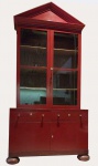 MÓVEL LOUCEIRO estilo ingles laqueado de vermelho, construído em madeira nobre. linhas retas, apresentando 2 gavetas e alinhada sobre par de portas com prateleira interna. Alçada com frente envidraçada, realçada por molduras e encimada por frontão triangular. Parte interna com 3 prateleiras. Ilhargas lisas e saia retilínea, apoiada em pés de bolachas.OBS:  Possue 2 puxadores com defeitos, quebrados em uma das gavetas. Marcas de uso e  pequenas falhas na pintura. Med. Alt. m Larg. m e Compr. m.