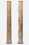ANTIGO PAR DE COLUNAS francesas construídas em madeira nobre, oca, com trabalho floral em ouro. Século XIX. Marcas do tempo com desgaste no traalho dourado. Med. Alt, 2,09 m  Larg. 0,23 m