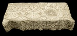 ILHA DA MADEIRA - Belíssima Toalha de Mesa e 12 guardanapos da Ilha da Madeira ( Portugal ) em linho marfim, de formato retangular, padrão floral e geometrico, realçada por bordados e vazados de cor bege, ornada por composições com corações nos quatro cantos, bordas com muitas  flores e medalhão na parte central. Borda externa recortada com flores. OBS: Poucas  Marcas de guardados. Med. 2,74 m X 1,67 m   Guardanapos 42,0 cm X 42,0 cm.