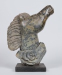 BELA ESCULTURA em Mármore rajado representando cabeça de cavalo com florão à frente. Base retangular preta. Med. Alt. 33 cm