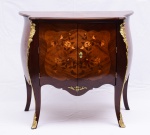 PEQUENA CÔMODA estilo Luiz XV, bombeé, construída em madeira nobre e maqueterie floral embutido com aplicações em bronze polido. Parte interior adaptado para bar.  Med. Alt. Larg.  Prof.