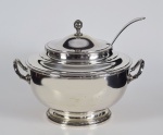 ART KRUPP BERNDORF ( BAIXA AUSTRIA ) - Antiga sopeira de grandes porporções em Silver plate marcada na base. Acompanha concha com vestígios de vermeil e também com a mesma marca da sopeira. Muito bom estado. Marcas usadas no início do século XX. Medidas: Alt. 34,0 cm.