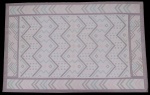 SHYAM AHUJA  (Collection Ram Bagh) - " Casablanca grey/pink". Elegante Tapete indiano em 100% algodão, feito à mão, decoração geométrica, com borda em chevrons e centro com faixas em zigzag, realçada por tonalidades de cinza, verde e rosa. Med. 1,16 m X 1,82 m.