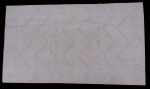 SHYAM AHUJA  (Collection Ram Bagh) - " Casablanca pink/blue". Elegante Tapete indiano em 100% algodão, feito à mão, decoração geométrica com borda em chevrons e centro com faixas em zigzag, realçada por tonalidades claras de rosa e azul. Med. 0,85 m  X 1,51 m.
