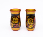 PAR DE COPOS russos em madeira policromada, de formato reto e abaulado ao meio.Apresentam decoração floral realçada por largas faixas douradas. Bordas e bases ornadas por filetes vermelhos. Med. Alt.