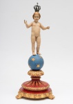 ARTE SACRA - Imagem de Menino Deus em madeira policromada, apoiada sobre gloo azul com estrelas douradas, ase inamente entalada e dourada. Portugal, século XIX. Acompana coroa. Med. Alt. Total 44,0 cm