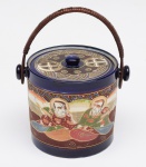ANTIGA BISCOITEIRA em cerâmica japonesa, Satsuma, decorada com cena de figuras da nobreza, policromada e em alto relêvo com dourados, fundo azul escuro. Med. Alt. 12,5 cm  Diâm.. 13,5 cm