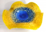 Murano Italiano, representando grande fruteira, nas cores azul e amarelo, medindo 40cm de diâmetro.