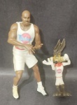 Lote com um boneco do Coyote e um boneco Michael Jordan da Coleção Looney Tunes Space Jam. Conservad