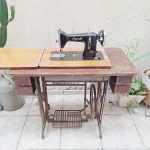 Mesa de costura em bom estado sem muitas marcas de uso, ótimo estado de conservação. Qualquer duvida entrar em contato pelo whatsaap: 11948723970 ou pelo nosso email: loucoporantiguidades@gmail.com. OBS: A sua participação em nosso leilão ajuda em causas animais.
