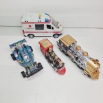 Carrinhos de brinquedo antigos. Qualquer duvida entrar em contato pelo whatsaap: 11948723970 ou pelo nosso email: loucoporantiguidades@gmail.com. OBS: A sua participação em nosso leilão ajuda em causas animais.