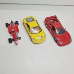 Carrinhos de brinquedo para restauro Qualquer duvida entrar em contato pelo whatsaap: 11948723970 ou pelo nosso email: loucoporantiguidades@gmail.com. OBS: A sua participação em nosso leilão ajuda em causas animais.