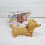 Cachorro de brinquedo. Qualquer duvida entrar em contato pelo whatsaap: 11948723970 ou pelo nosso email: loucoporantiguidades@gmail.com. OBS: A sua participação em nosso leilão ajuda em causas animais.