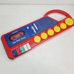 Brinquedo da sony toca fitas na cor vermelha e azul. Qualquer duvida entrar em contato pelo whatsaap: 11948723970 ou pelo nosso email: loucoporantiguidades@gmail.com. OBS: A sua participação em nosso leilão ajuda em causas animais.