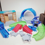 Pista para miniaturas de carrinhos. Qualquer duvida entrar em contato pelo whatsaap: 11948723970 ou pelo nosso email: loucoporantiguidades@gmail.com. OBS: A sua participação em nosso leilão ajuda em causas animais.