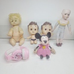 Bonecas de brinquedo em vinil e porcelana. Qualquer duvida entrar em contato pelo whatsaap: 11948723970 ou pelo nosso email: loucoporantiguidades@gmail.com. OBS: A sua participação em nosso leilão ajuda em causas animais.