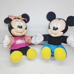 Bonecos da disney de brinquedo. mickey e Minnie Qualquer duvida entrar em contato pelo whatsaap: 11948723970 ou pelo nosso email: loucoporantiguidades@gmail.com. OBS: A sua participação em nosso leilão ajuda em causas animais.