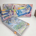 Pebolim de brinquedo. Qualquer duvida entrar em contato pelo whatsaap: 11948723970 ou pelo nosso email: loucoporantiguidades@gmail.com. OBS: A sua participação em nosso leilão ajuda em causas animais.