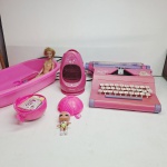 lote de Brinquedos rosa barbie. Qualquer duvida entrar em contato pelo whatsaap: 11948723970 ou pelo nosso email: loucoporantiguidades@gmail.com. OBS: A sua participação em nosso leilão ajuda em causas animais.