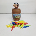 Brinquedo Pula Pirata da estrela. Qualquer duvida entrar em contato pelo whatsaap: 11948723970 ou pelo nosso email: loucoporantiguidades@gmail.com. OBS: A sua participação em nosso leilão ajuda em causas animais.