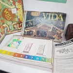 Jogo da vida da estrela anos 80. Qualquer duvida entrar em contato pelo whatsaap: 11948723970 ou pelo nosso email: loucoporantiguidades@gmail.com. OBS: A sua participação em nosso leilão ajuda em causas animais.