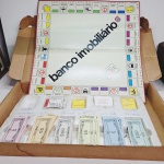 Brinquedo Banco Imobiliario da estrela, caixa nao é original. Qualquer duvida entrar em contato pelo whatsaap: 11948723970 ou pelo nosso email: loucoporantiguidades@gmail.com. OBS: A sua participação em nosso leilão ajuda em causas animais.