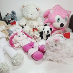 Pelucias de brinquedo incluindo o sonic rosa. Qualquer duvida entrar em contato pelo whatsaap: 11948723970 ou pelo nosso email: loucoporantiguidades@gmail.com. OBS: A sua participação em nosso leilão ajuda em causas animais.