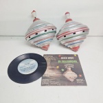 peões de brinquedo incluindo disco de vinil anos 80.. Qualquer duvida entrar em contato pelo whatsaap: 11948723970 ou pelo nosso email: loucoporantiguidades@gmail.com. OBS: A sua participação em nosso leilão ajuda em causas animais.