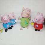 lindo lote de peppa pig de tecido e vinil. Qualquer duvida entrar em contato pelo whatsaap: 11948723970 ou pelo nosso email: loucoporantiguidades@gmail.com. OBS: A sua participação em nosso leilão ajuda em causas animais.